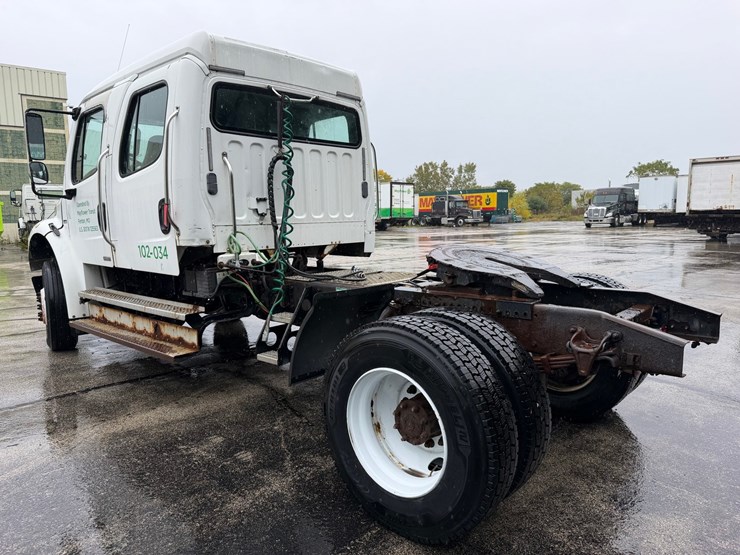 2006-freightliner-m2-106-image-3