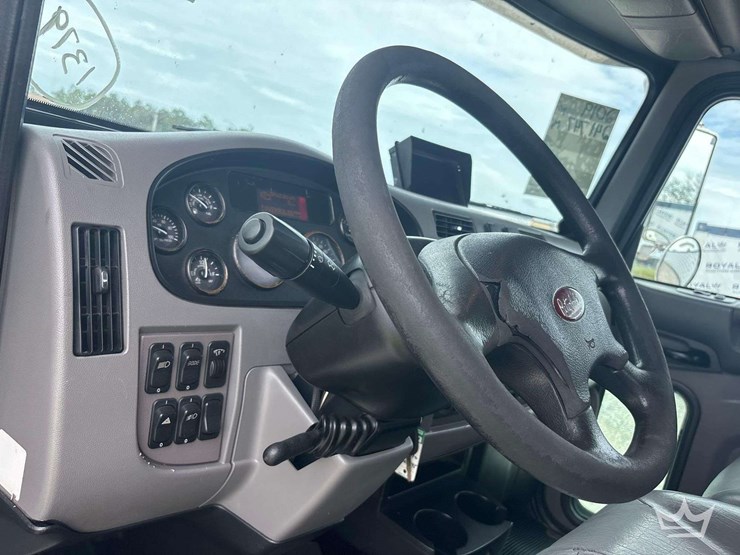 2019-peterbilt-330-image-17