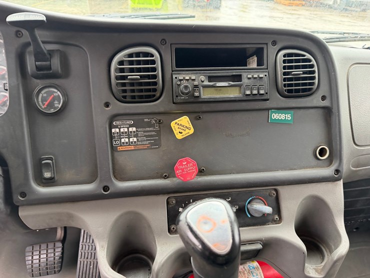 2006-freightliner-m2-106-image-48