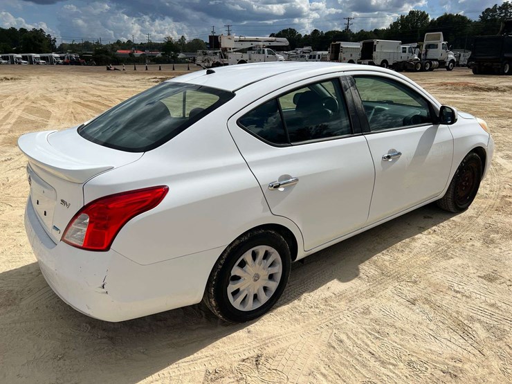 2014-nissan-versa-4-door-sedan-(38,174-miles)-image-3