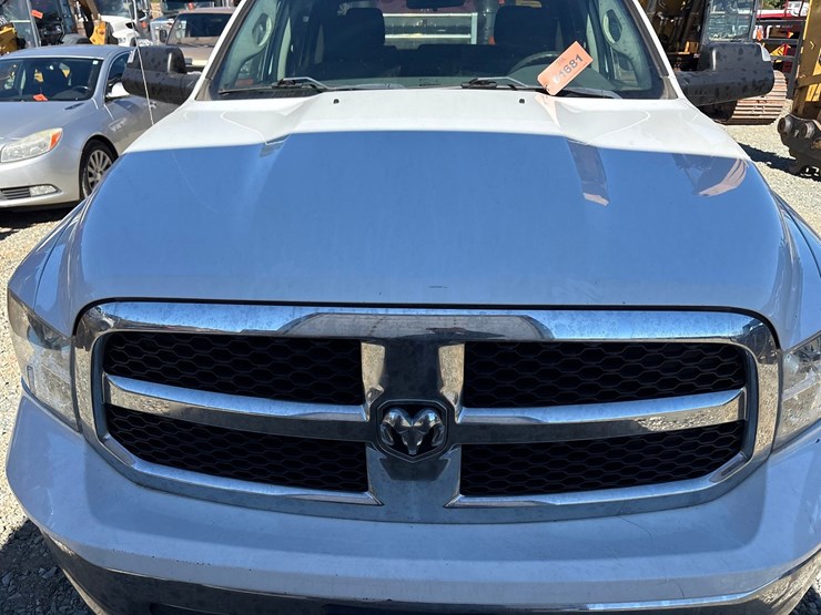 2019-ram-1500-classic-image-29