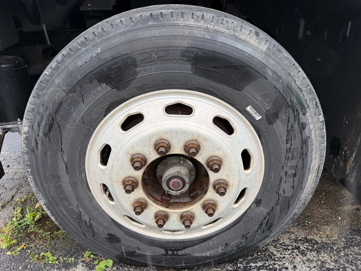 2010-freightliner-m2-106-image-66