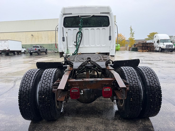 2006-freightliner-m2-106-image-4