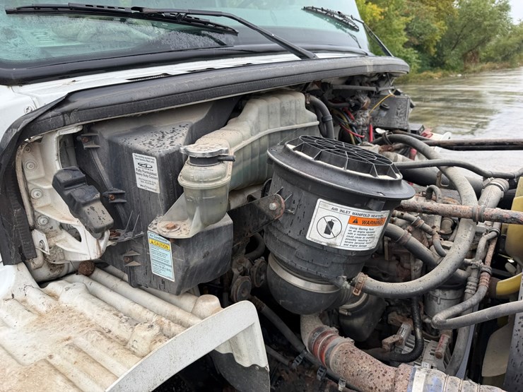 2006-freightliner-m2-106-image-57