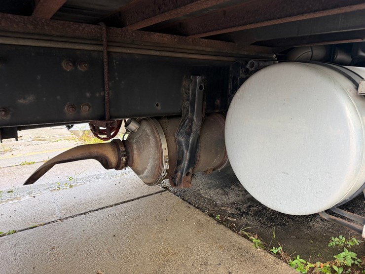2010-freightliner-m2-106-image-41