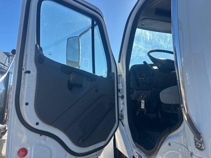 2015-freightliner-114sd-image-26