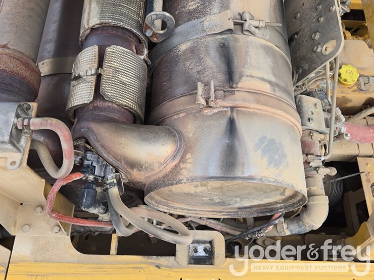 2020-caterpillar-352-image-76