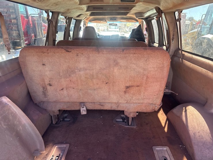 2005-chevrolet-express-3500-image-22