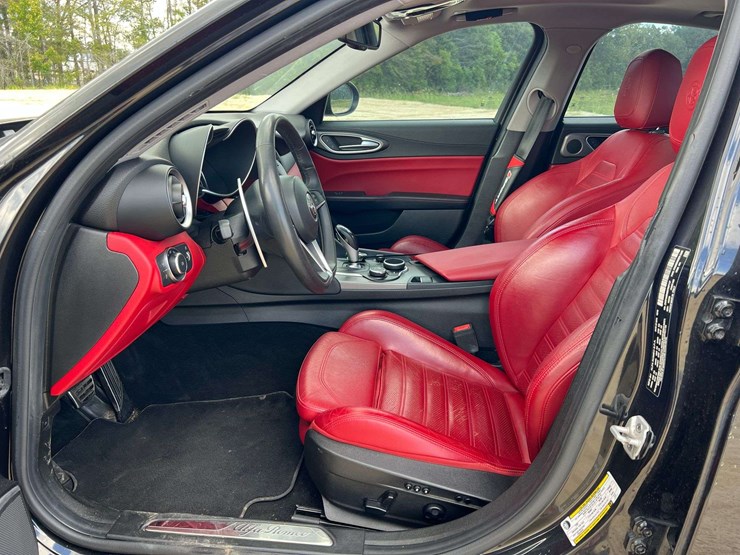 2019-alfa-romeo-giulia-4-door-sedan-(105,950-miles)-image-10