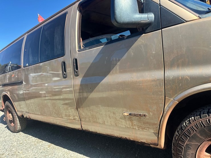 2005-chevrolet-express-3500-image-12