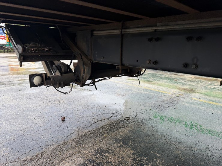2010-freightliner-m2-106-image-44