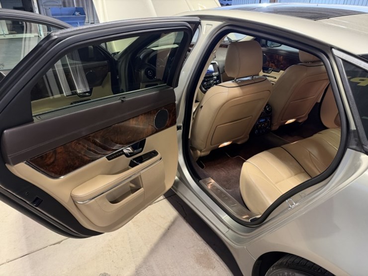 2012-jaguar-xjl-portfolio-sdn-image-30