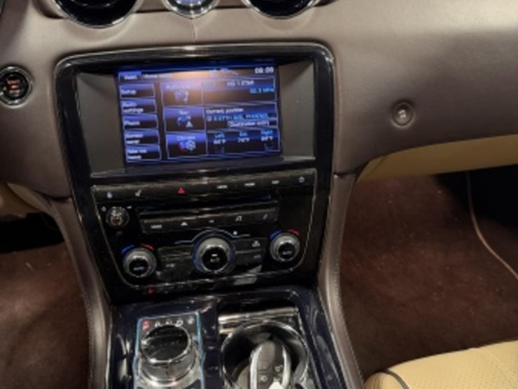 2012-jaguar-xjl-portfolio-sdn-image-21