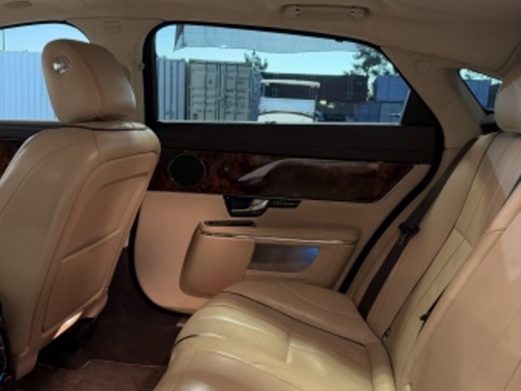 2012-jaguar-xjl-portfolio-sdn-image-28