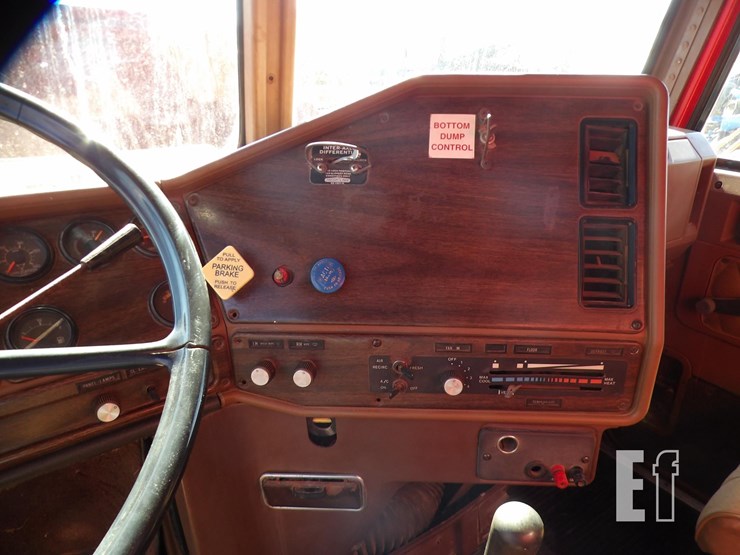 1984-freightliner-flc120-image-17