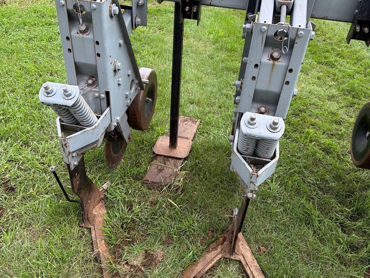 hiniker-8row-3pt-field-cultivator-image-22