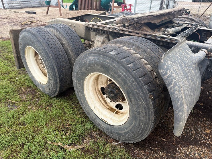 2005-sterling-9500-semi-tractor-image-21
