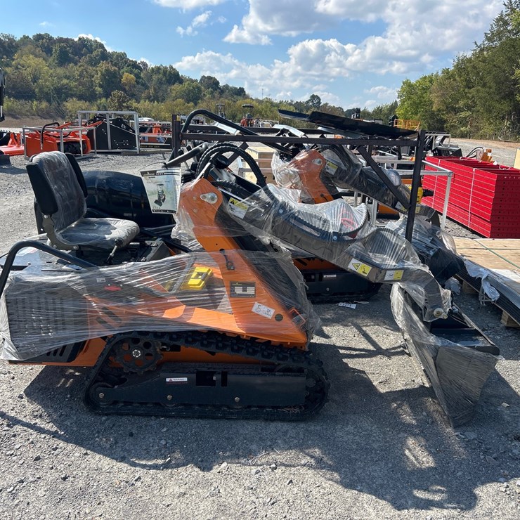 #81 • LANDHONOR ME390 RIDE ON MINI SKID STEER