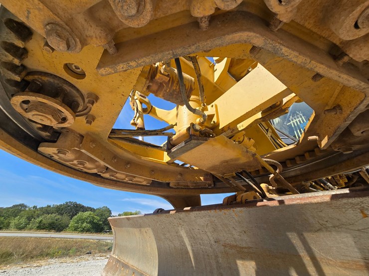 2005-caterpillar-12h-image-35