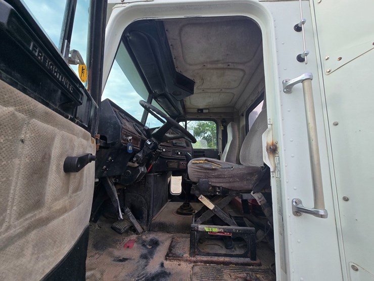 1999-freightliner-fld112-image-40