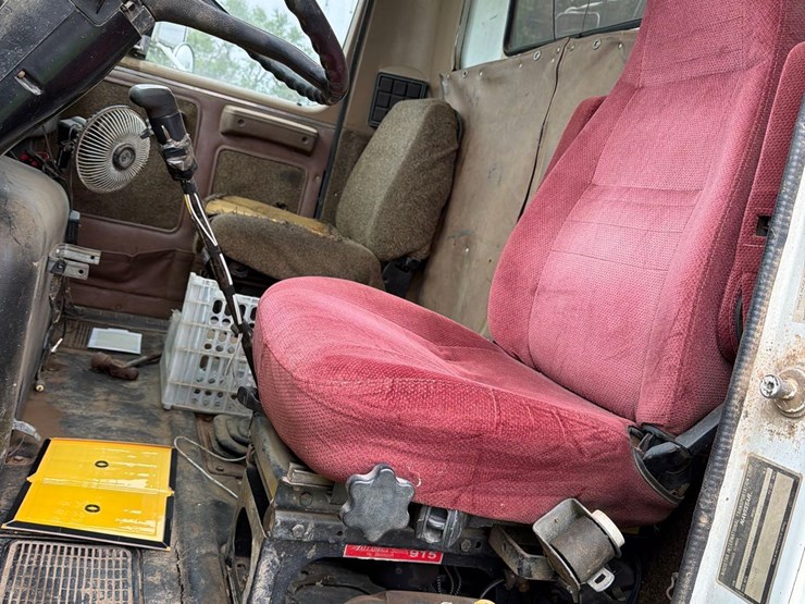 international-8300-6x4-semi-grain-truck-image-72