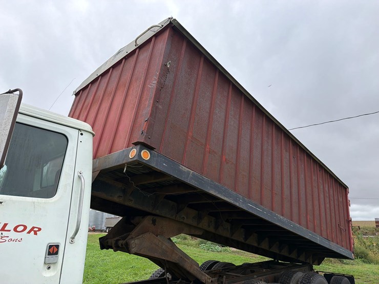 international-8300-6x4-semi-grain-truck-image-29