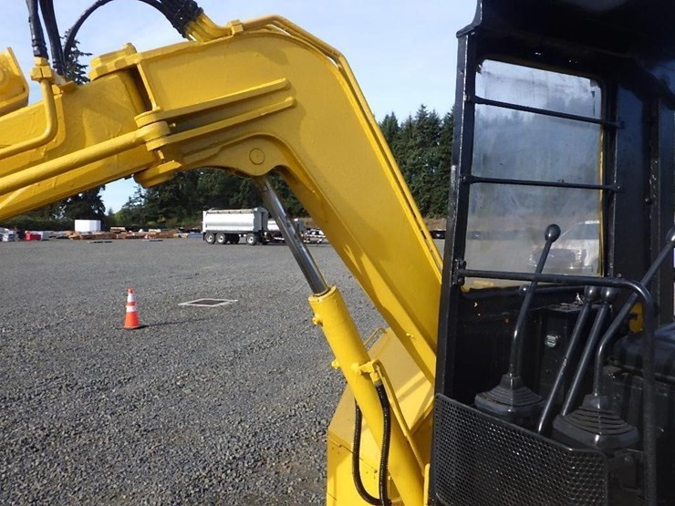 komatsu-pc28uu-image-12
