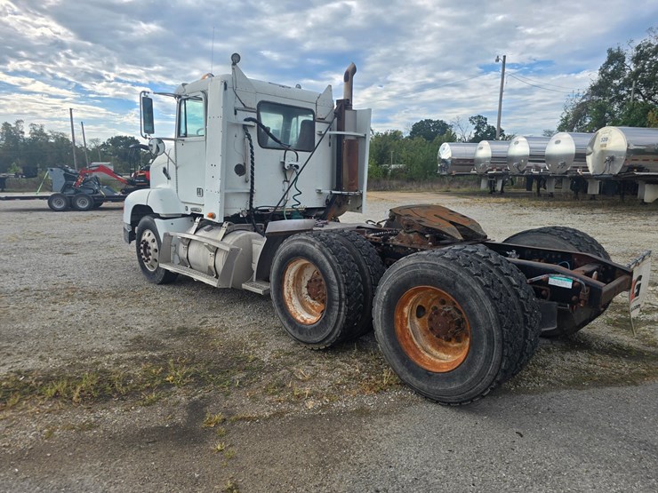 1999-freightliner-fld112-image-7