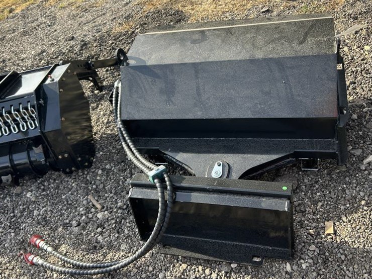 #255-•-mini-skid-steer-37.5"-hydraulic-angle-sweeper-image-3