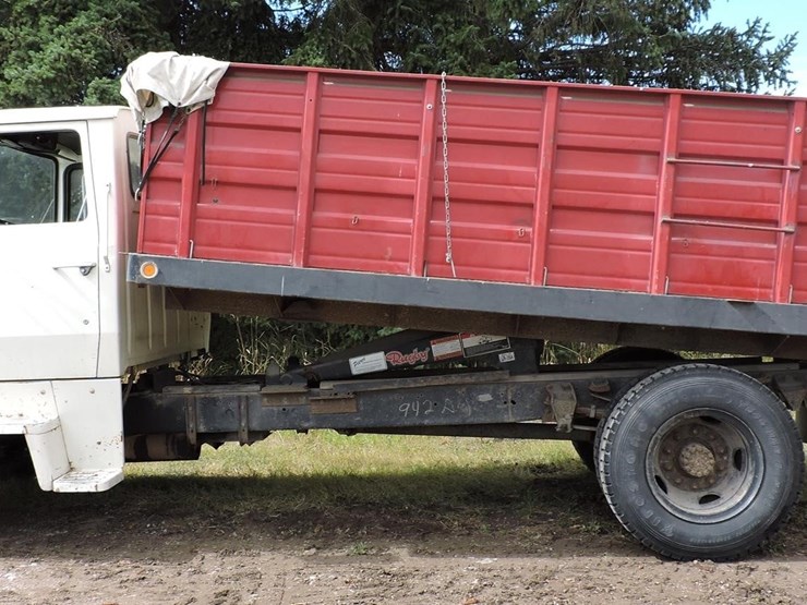 1985-ford-700-image-2