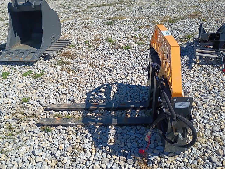 #27022-•-wolverine-hydraulic-pallet-forks-skid-steer-attachment-image-2