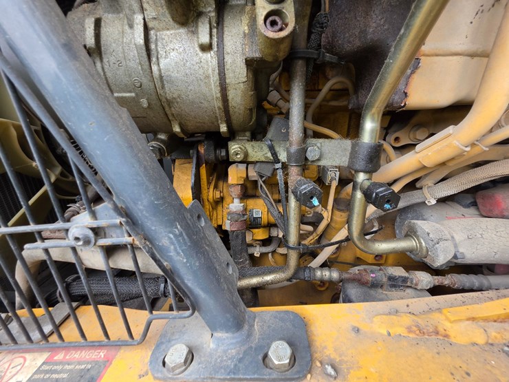 2016-deere-410l-image-23