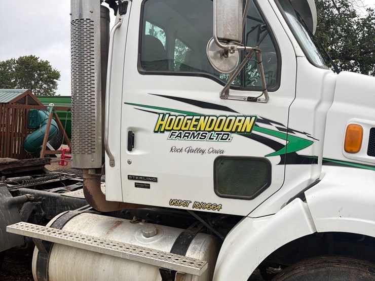 2005-sterling-9500-semi-tractor-image-18