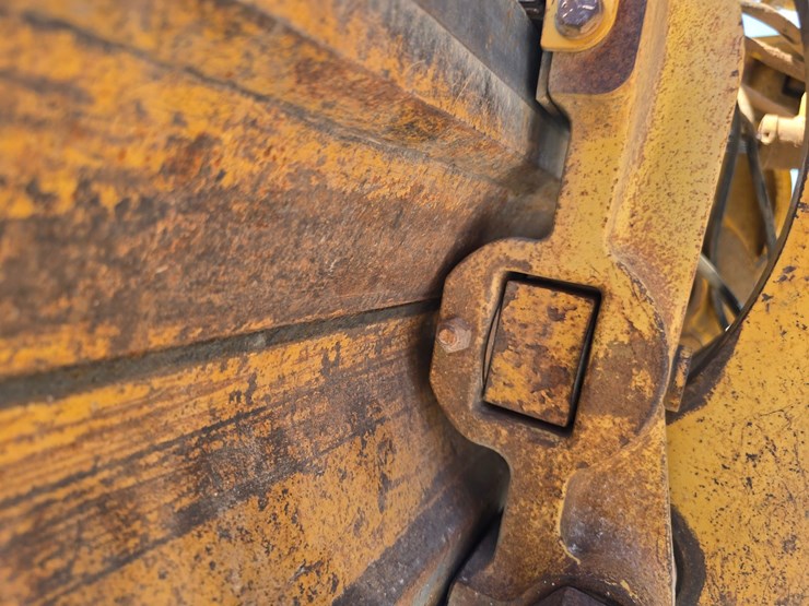 2005-caterpillar-12h-image-32