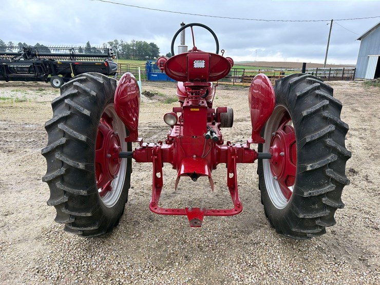 1954-farmall-super-h-tractor—restored-image-4