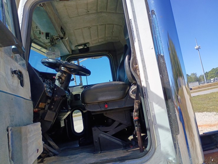 1990-peterbilt-379-image-31