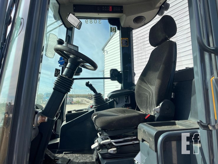 2021-deere-324l-image-6