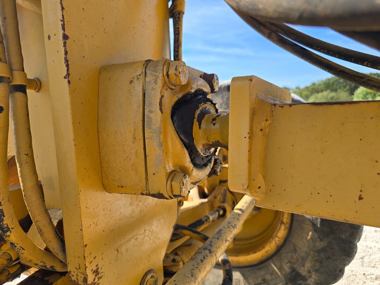 2005-caterpillar-12h-image-26