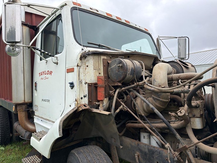international-8300-6x4-semi-grain-truck-image-101