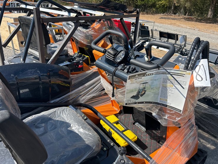 #81-•-landhonor-me390-ride-on-mini-skid-steer-image-4