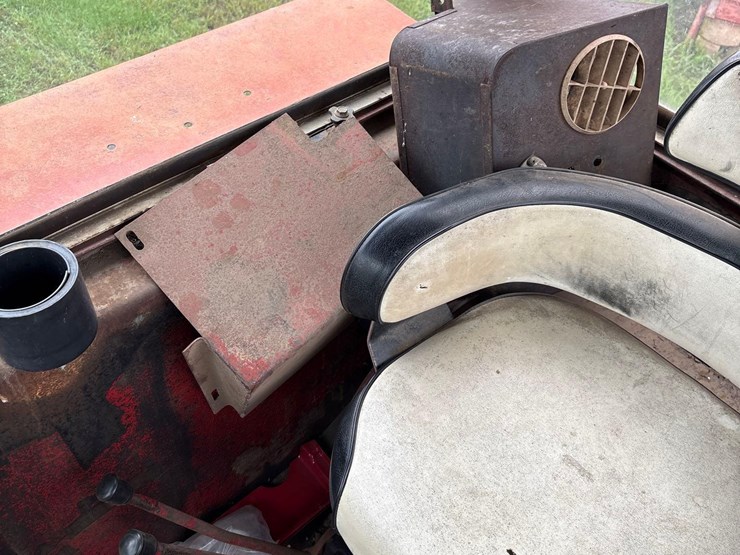 farmall-706-tractor-with-case-2355-loader-image-28