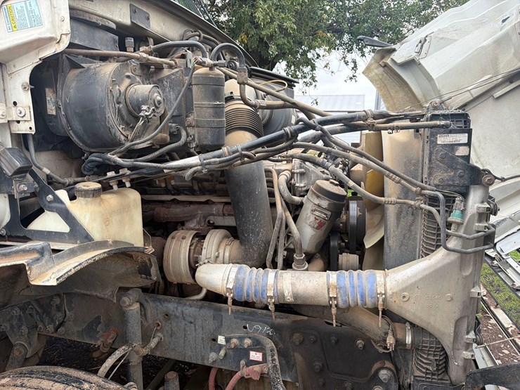 2005-sterling-9500-semi-tractor-image-70