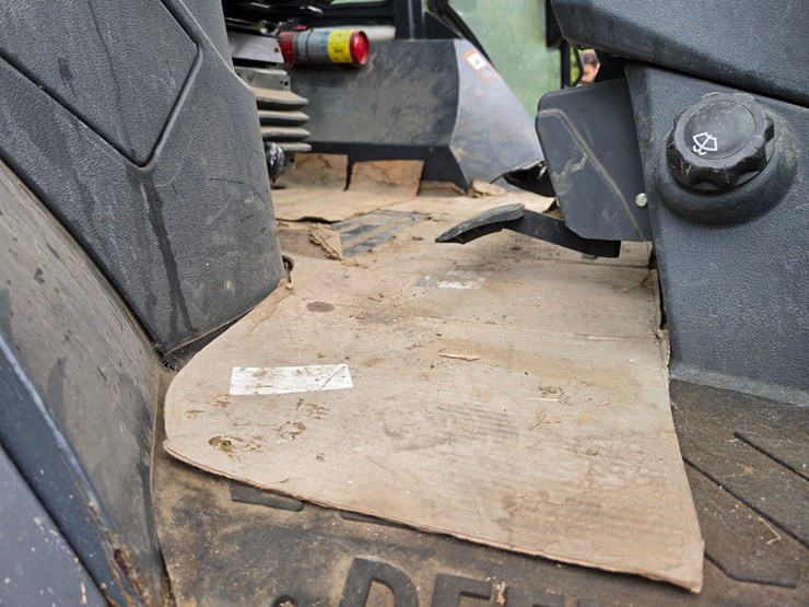 2016-deere-410l-image-36