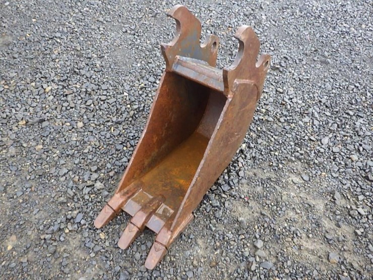 kubota-10"-bucket-w/-teeth-image-1