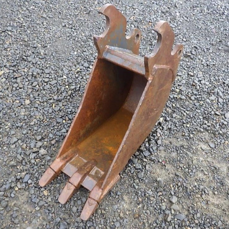 Kubota 10" Bucket w/ Teeth
