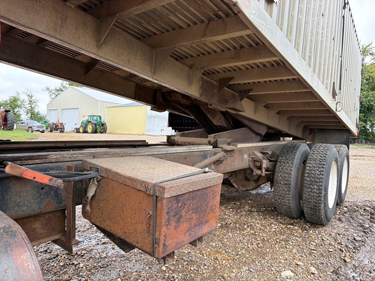 1980-ford-8000-image-33