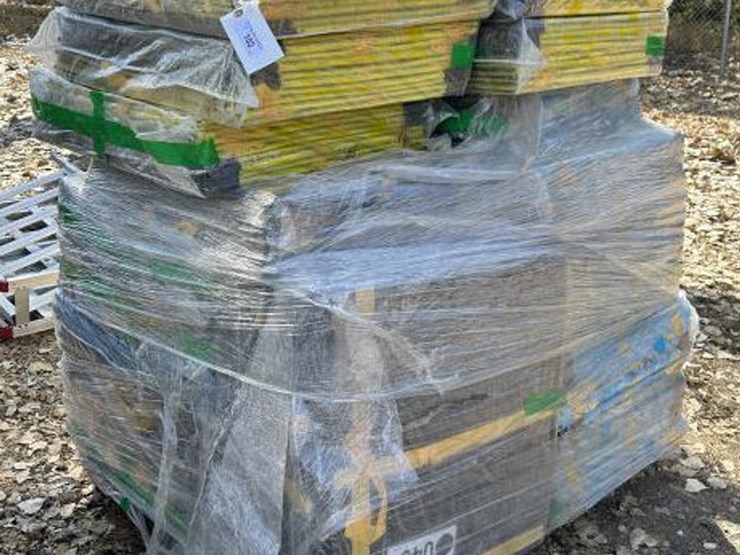 #102-•-20"-tote-bags-on-pallet-image-1
