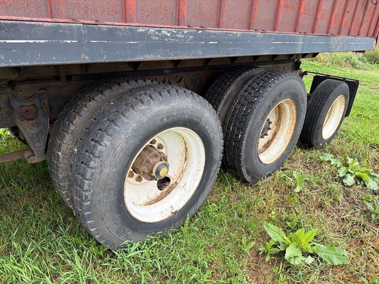 international-8300-6x4-semi-grain-truck-image-42