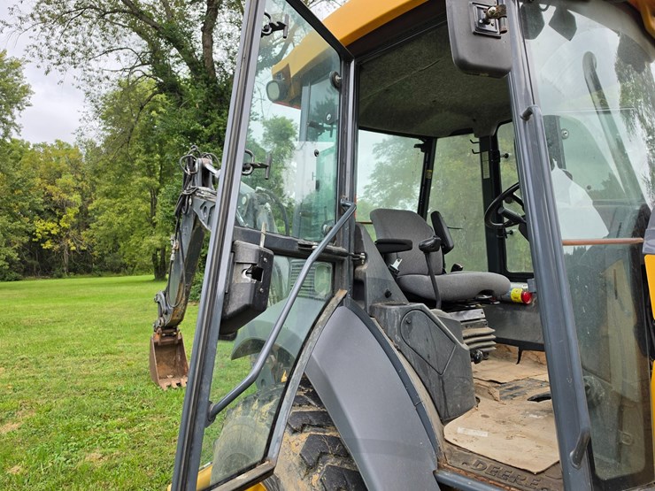 2016-deere-410l-image-34
