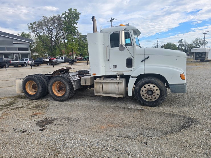 1999-freightliner-fld112-image-14